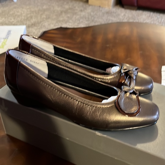 (151) NWT ladies brown flats by Mark & Lemp. Size 6 1/2 medium - Picture 2 of 8